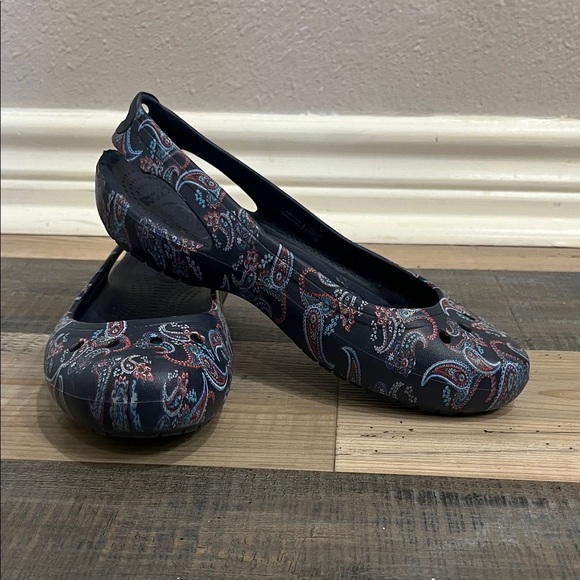 Crocs Women's Kadee Florals Flats Paisley Floral Navy Size 7 Casual Comfy Summer - Picture 1 of 11